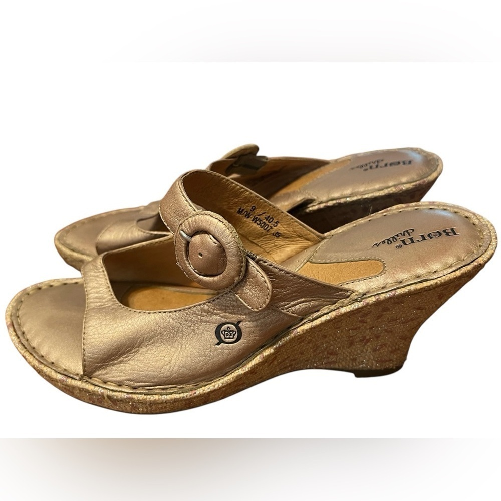 Born Women Drilles Sandal Sz 9
Wedge Heel Gold Shimmer Soft Leather
Platform